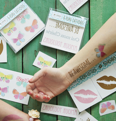 Foto av kreativa temporära tatueringar på grönt bord