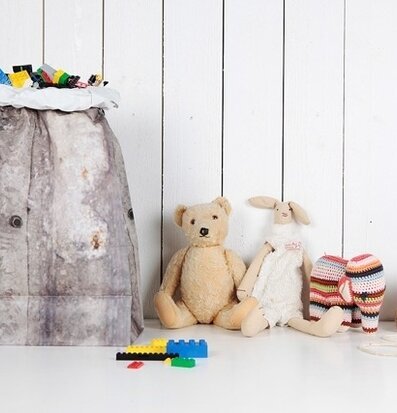 Bild av charmig inredning med leksaker och presentpåse