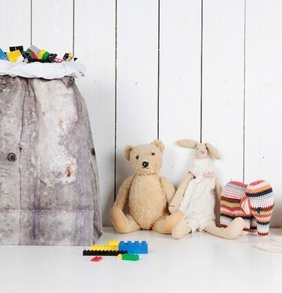 Presentpåse Plåt Qlkort från QLKort med leksaker i bakgrunden