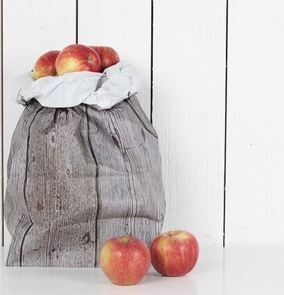 Presentpåse WOOD Qlkort från QLKort fylld med röda äpplen