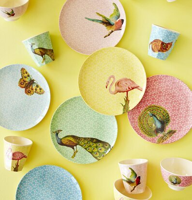 Bild av färgglada serviser med djurmotiv i pastell
