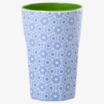 Foto av mugg med blått och vitt mönster och grön insida