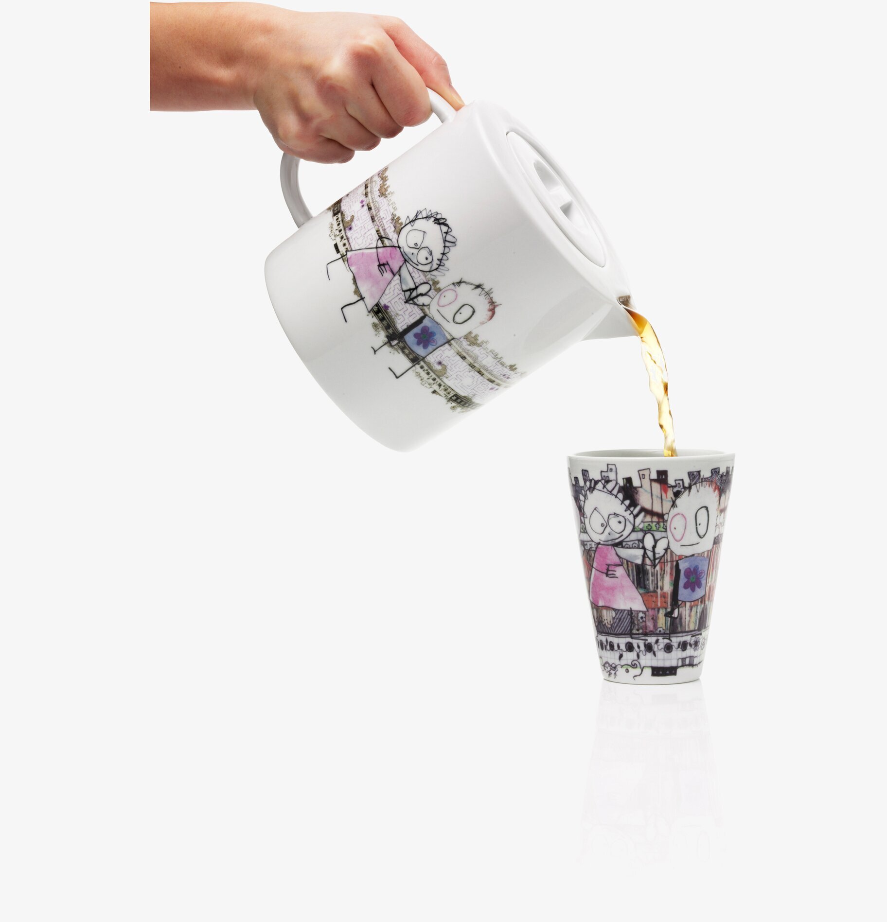 Bild av stilren tekanna och kopp i lekfull design