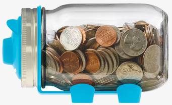 Bild av lekfull spargris i glas med mynt och färgdetaljer