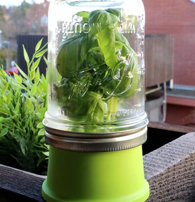 Bild av Herb Saver med färska örter i naturlig miljö