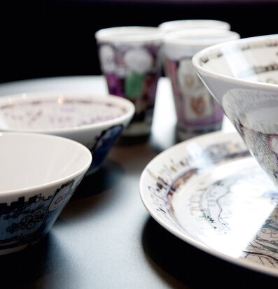 Bild av unik porslinsdesign med lekfulla illustrationer