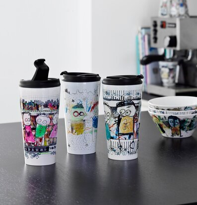 Bild av färgstarka termomuggar i kreativ köksmiljö