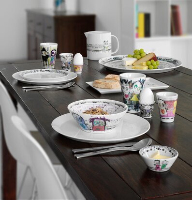 Bild av elegant dukat bord med konstnärlig frukostdukning