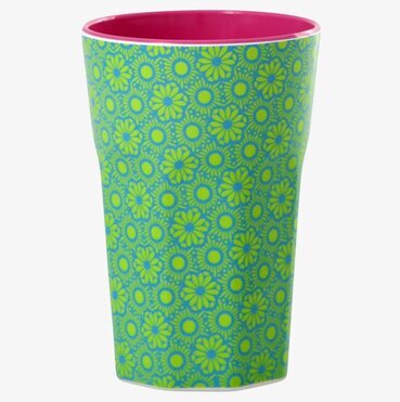 Bild av livlig mugg med intrikat mönster och färgexplosion