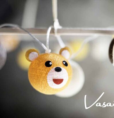 Bild av färgglad och lekfull dekorativ boll med ansikte