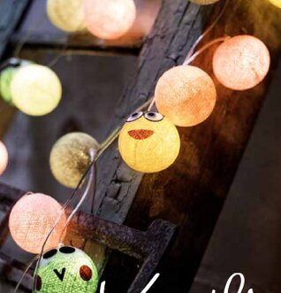 Bild av färgglad ljusslinga med dekorativa bollar