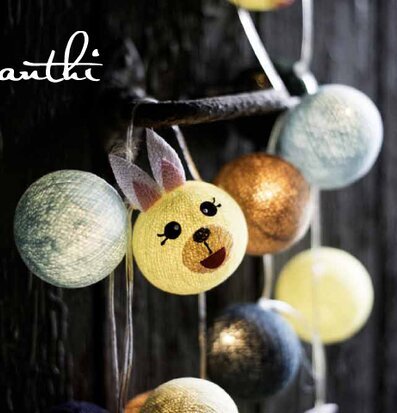 Bild av ljusslinga med färgglada bollar och valpdesign