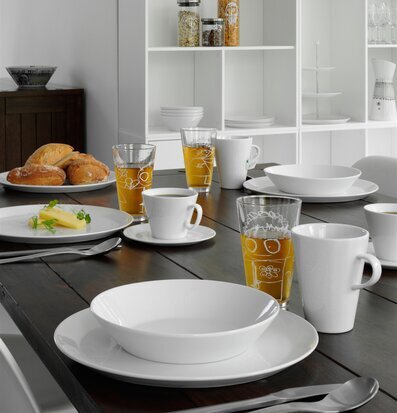 Bild av stilren dukning med glasburkar och porslin