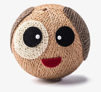 Bild av en kreativt designad, rund och handgjord boll