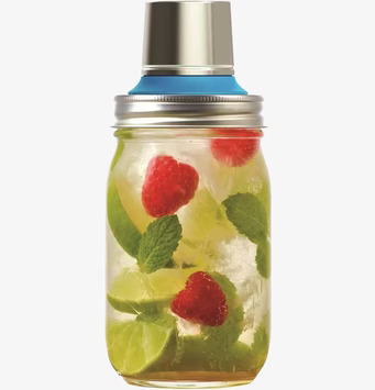 Bild av cocktailshaker med fruktig och svalkande drink
