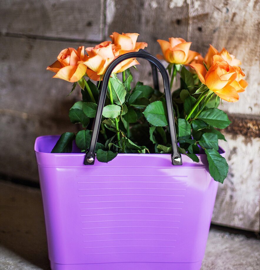 Väska Liten Hinza Svart från Hinza i lila med orangea rosor