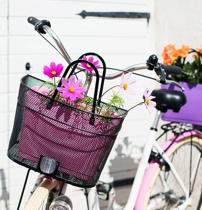 Bild av cykel med färgstarka detaljer och blommor