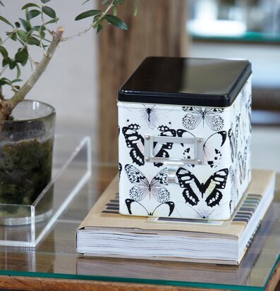 Bild av stilfull inredningsdetalj med fjärilsmotiv