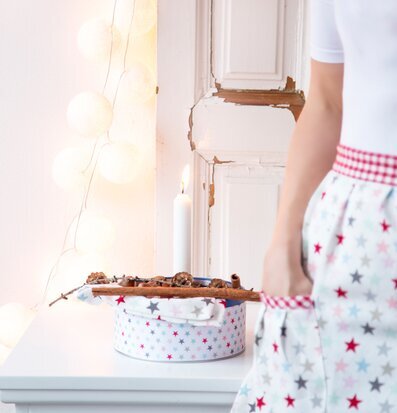 Bild av hemtrevlig inredning med ljusbollar och burk