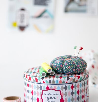 Bild av en färgglad plåtlåda med syrelaterade föremål