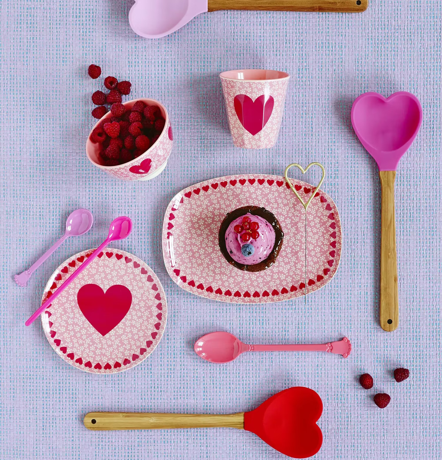 Desserttallrik Heart Print från Rice med hjärtmotiv och blommor
