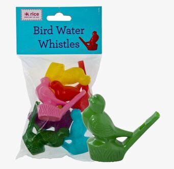 Bild av färgglada fågelvisselpipor i plastförpackning