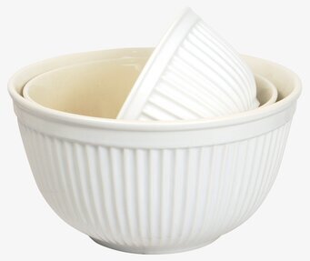 Bild av elegant skålset i ren vit färg för köket