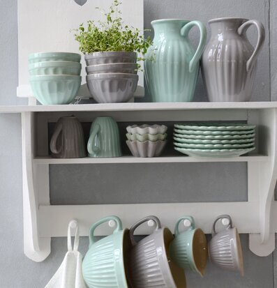 Foto av stilfullt organiserad kökshylla med keramik