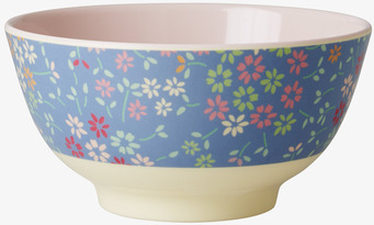 Bild av skål med livfullt blomstertryck och färgkontrast