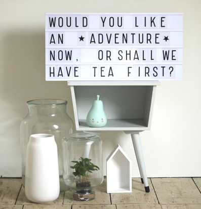 Bild av modern inredning med stilren och lekfull känsla