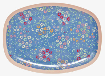 Bild av ovaltallrik med livfullt blommönster och glans