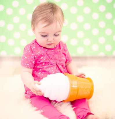 Bild av barn med rosa kläder och lekfull glasslampa