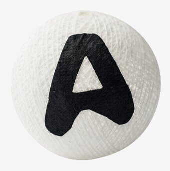 Bild av vit bokstavsboll med svart bokstav och textur