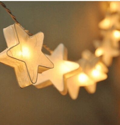 Foto av ljusslinga med vita stjärnor för mysig atmosfär