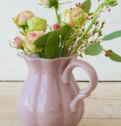 Bild av charmig kanna med blommor och skandinavisk design