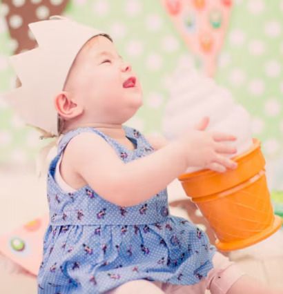 Flicka med Ice Cream Light Blå från A Little Lovely Company