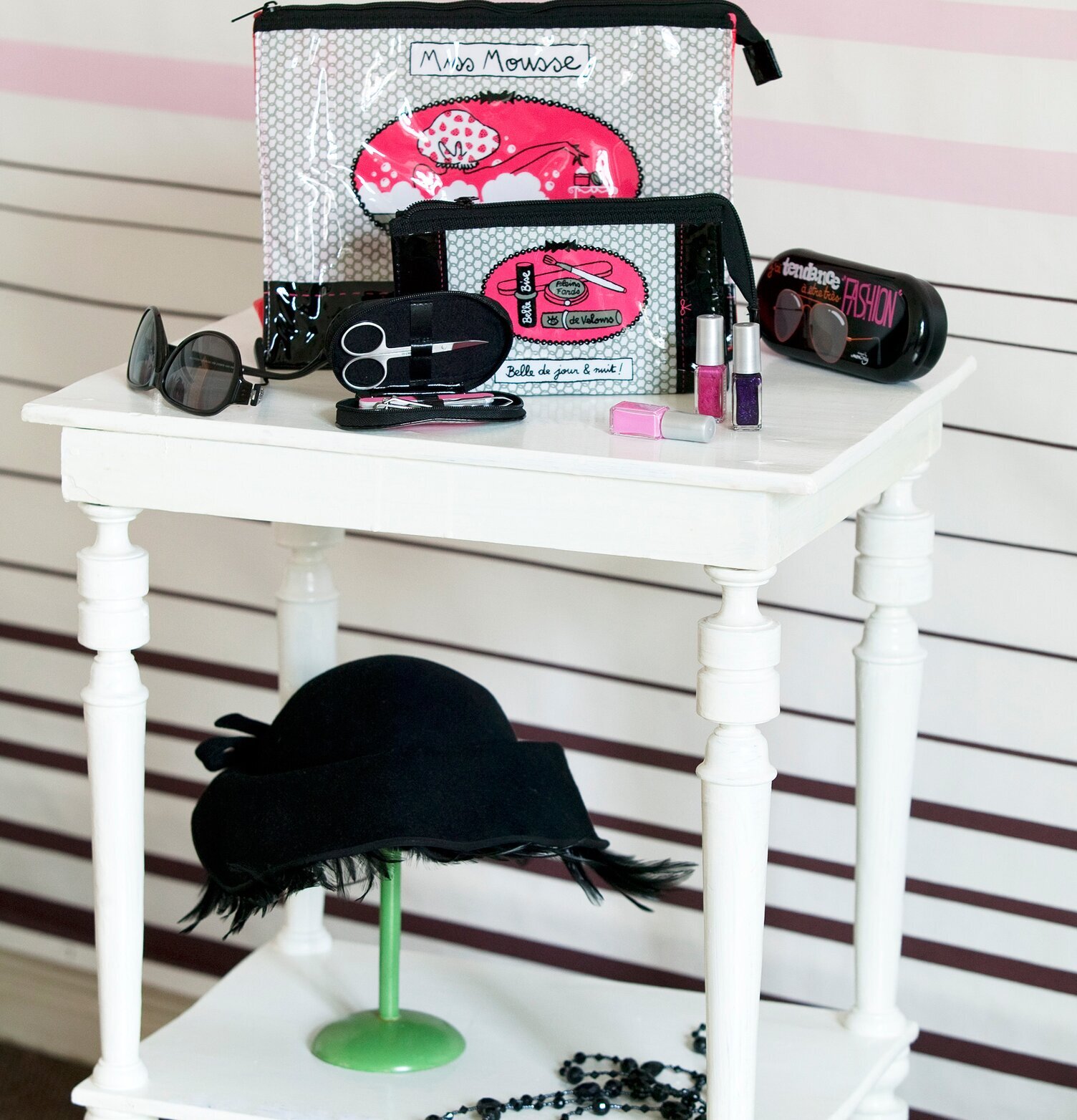 Bild av ett stilfullt bord med mode och skönhetsprodukter