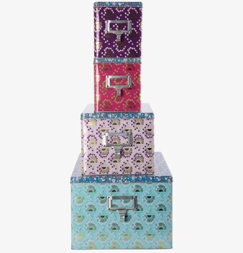 Bild av staplade förvaringslådor med färgglada mönster