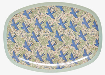 Bild av en oval tallrik med svalor och blommönster