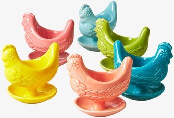 Bild av färgglada äggkoppar i keramik för frukostbordet