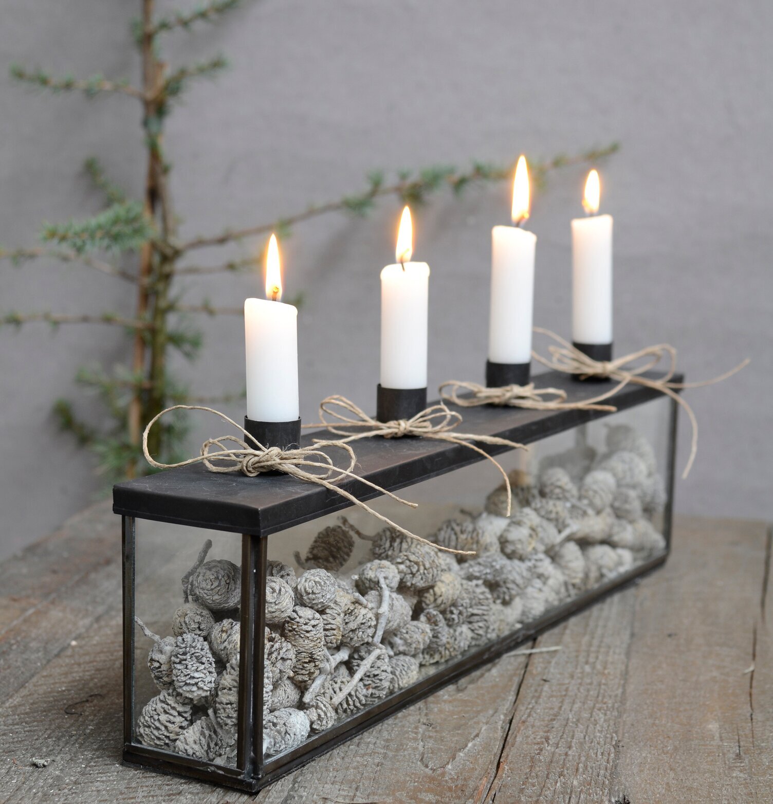 Ljusstake Adventsbox från IB Laursen på träbord med grenar