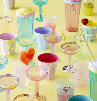 Bild av färgglada dryckeskärl för festlig stämning