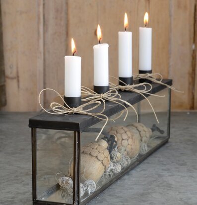 Bild av elegant adventsljusstake med glas och metall
