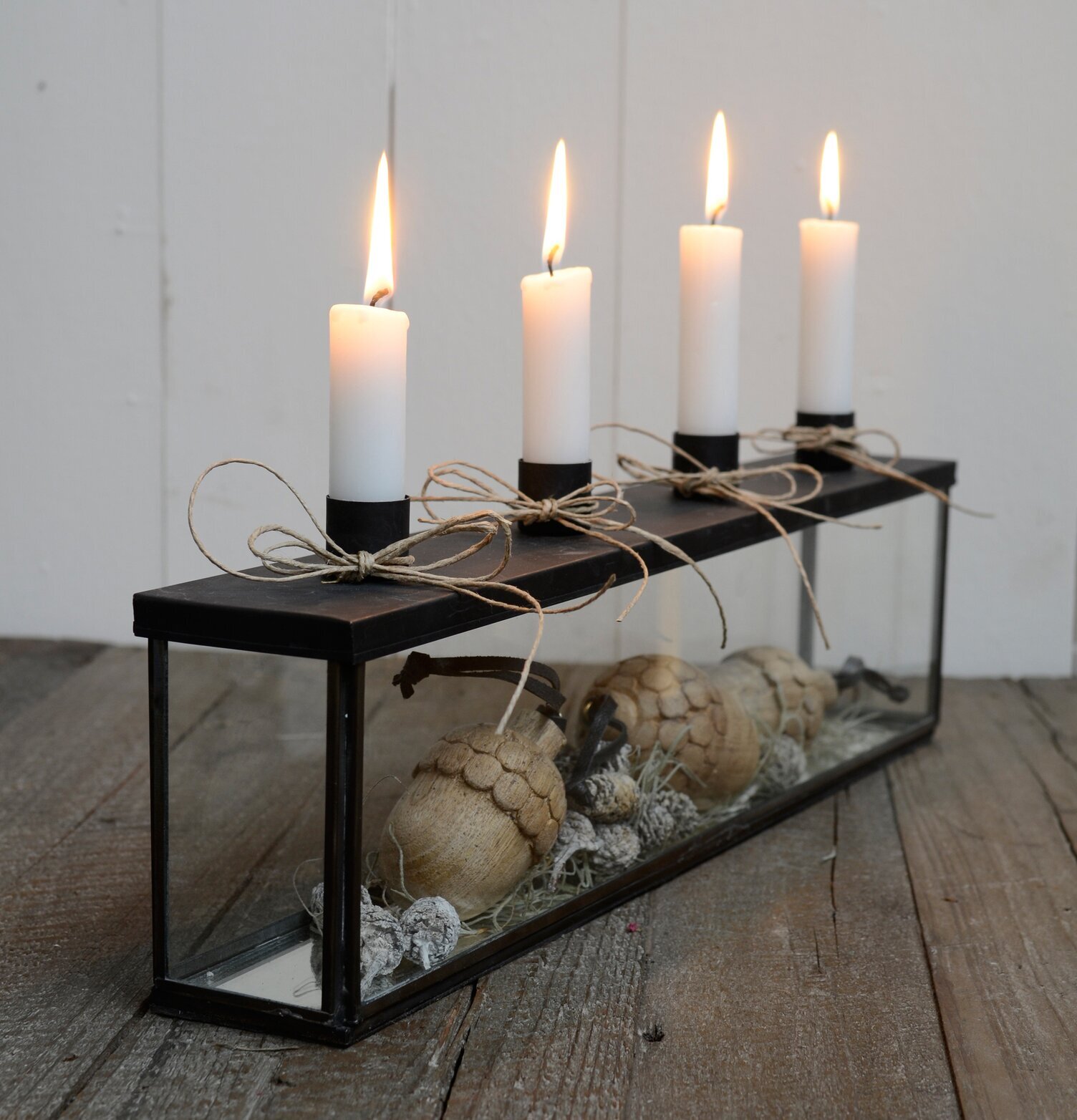 Ljusstake Adventsbox från IB Laursen med fyra vita ljus