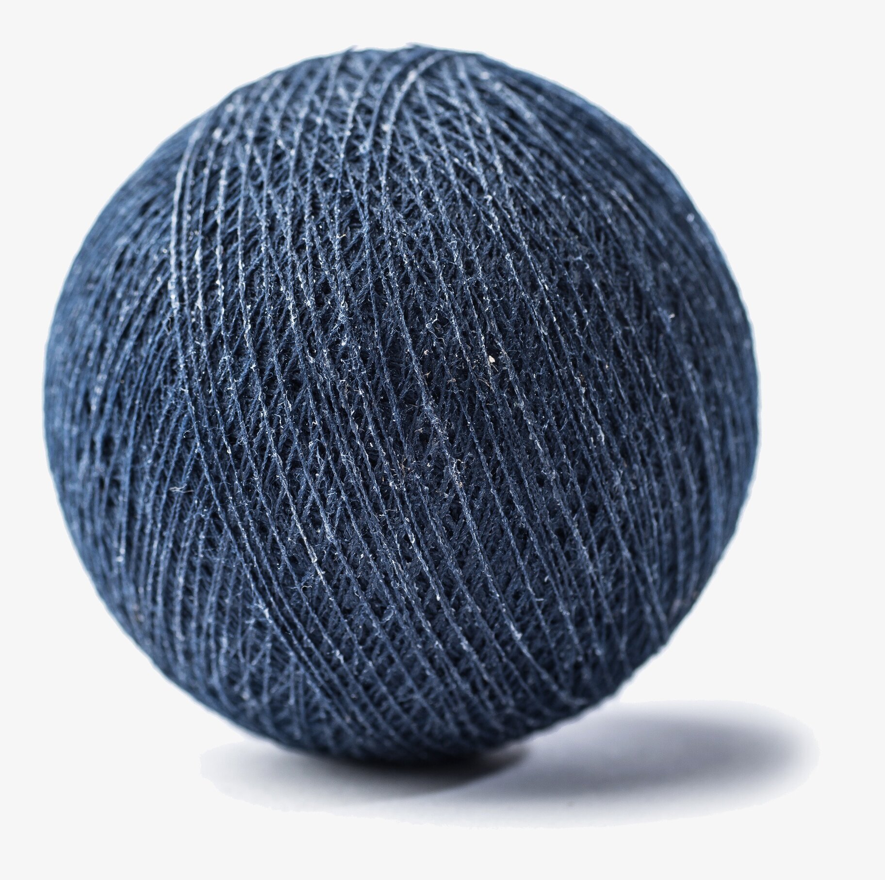 Bild av mörkblå boll med komplex struktur och design