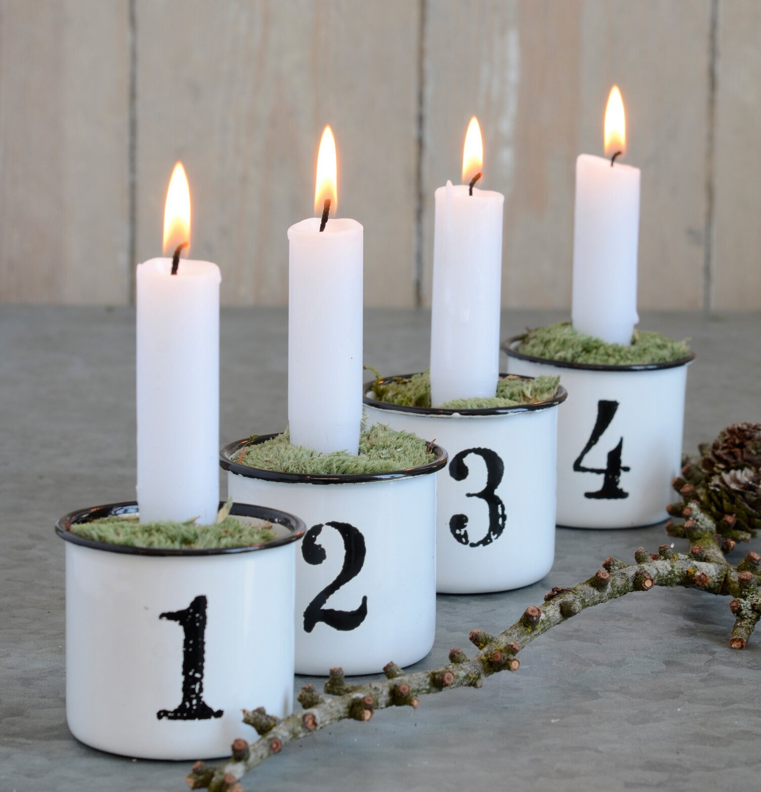 Ljusstake Advent Emalj från IB Laursen på grått bord