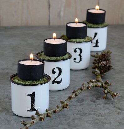 Bild av stilren adventsljusstake med mossa och ljus