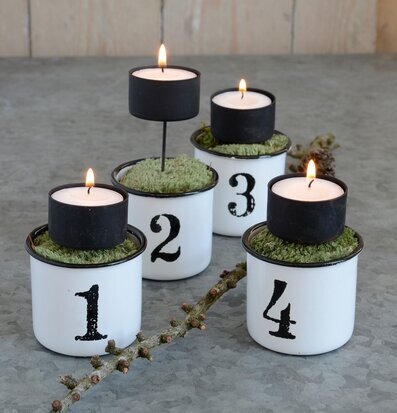 Bild av adventsljusstake med mossdekoration och kottar