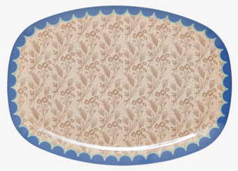 Bild av rektangulär tallrik med blommönster och blå kant