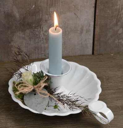 Bild av ljusstake på rustik träyta med naturlig dekoration